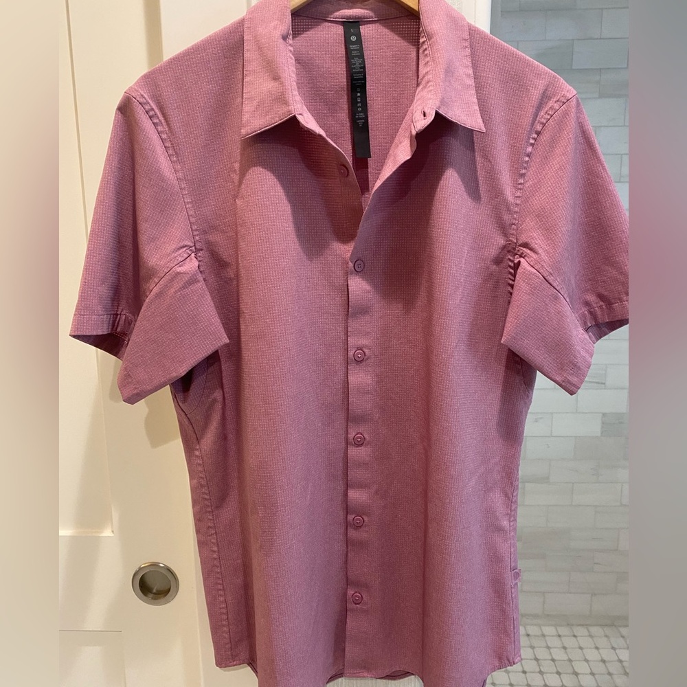 Lululemon men’s shirt size large. Never worn.